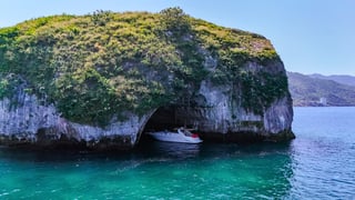 Cueva marina e isla rocosa