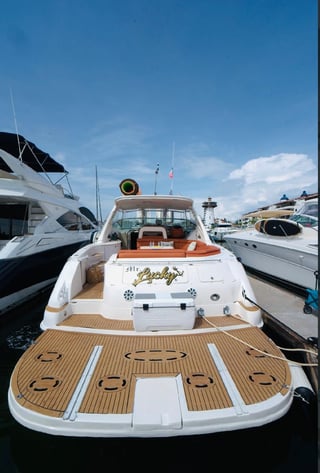 Yate en marina